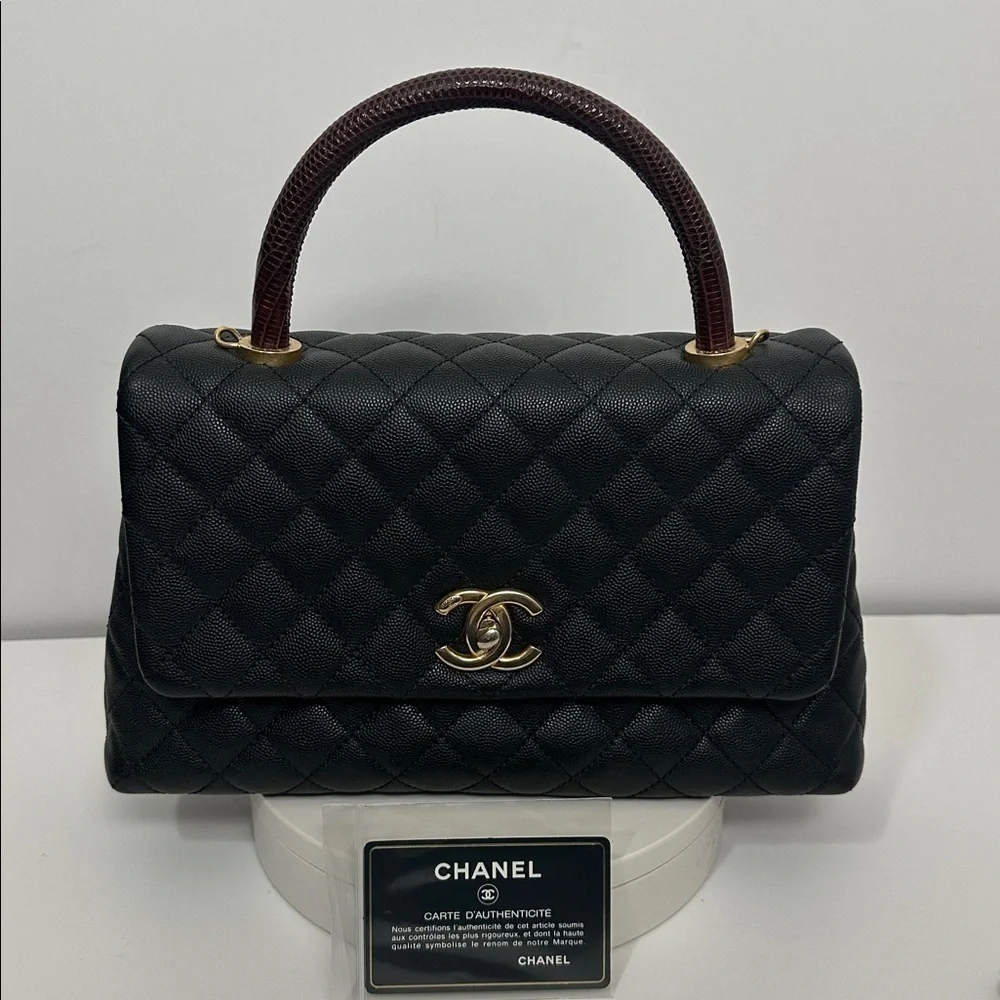 💯Authentic Chanel Black Quilted Shoulder Bag with Gold Accents🍀